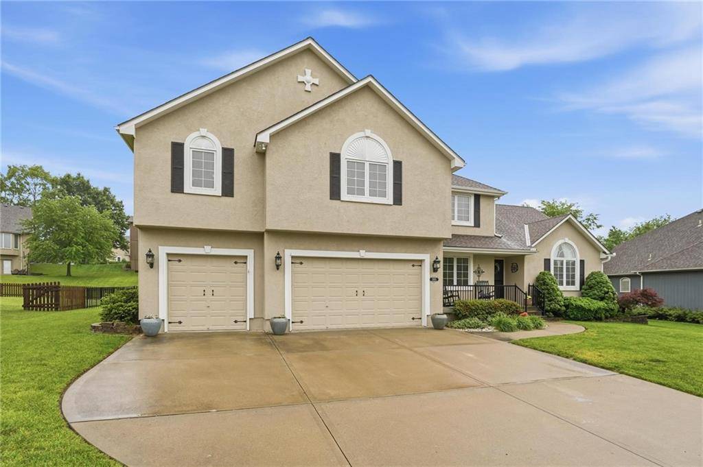 2605 SW Winterview CIR, Lee's Summit, MO 64081