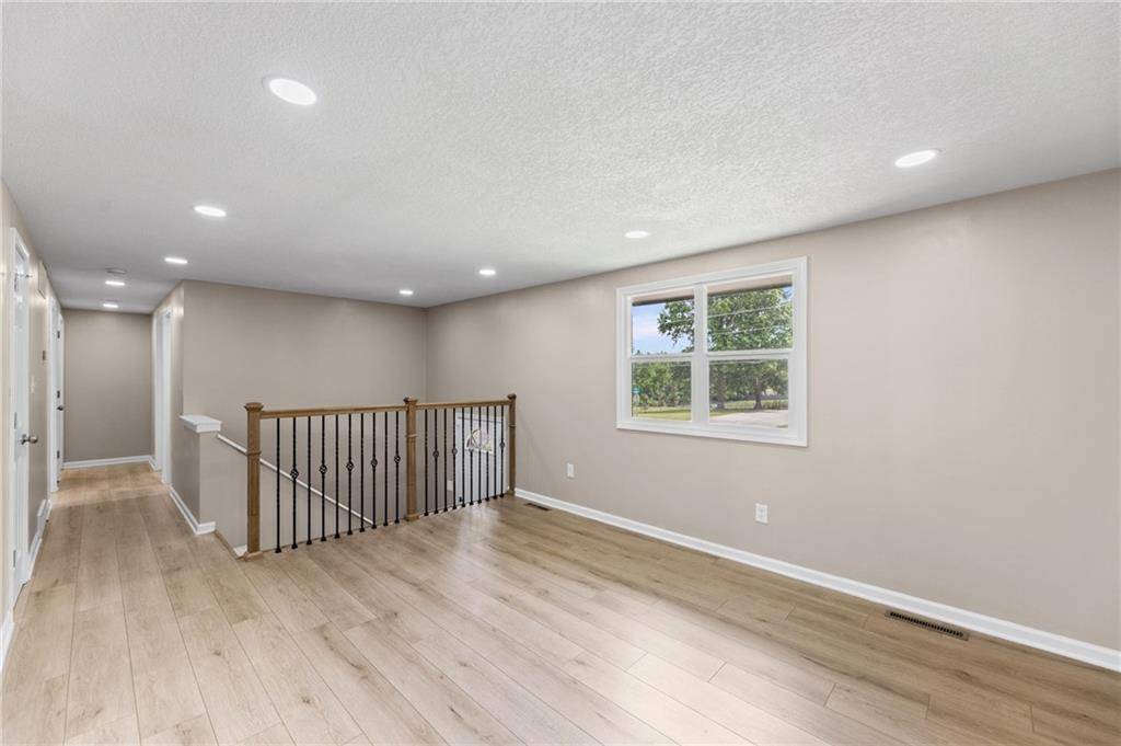 6508 E 155th ST, Grandview, MO 64030