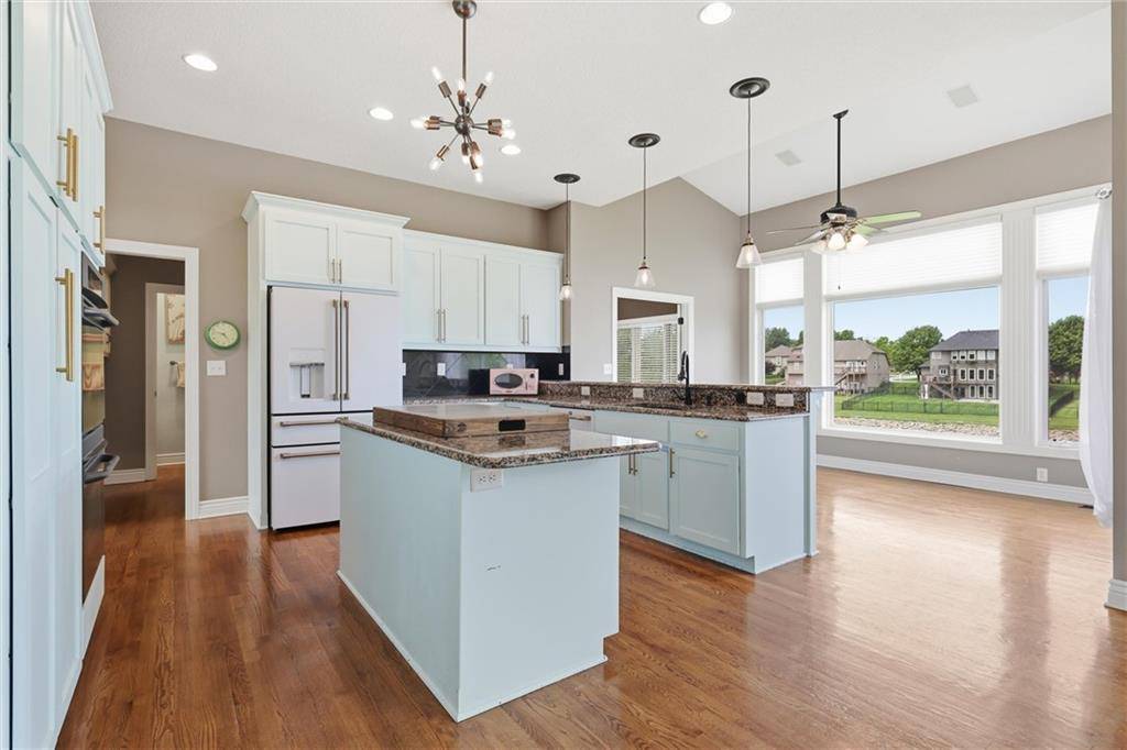 2808 SW Arthur DR, Lee's Summit, MO 64082