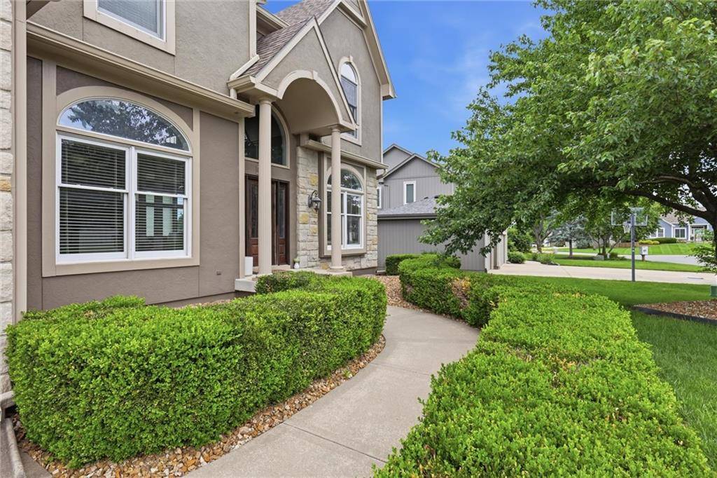 2808 SW Arthur DR, Lee's Summit, MO 64082