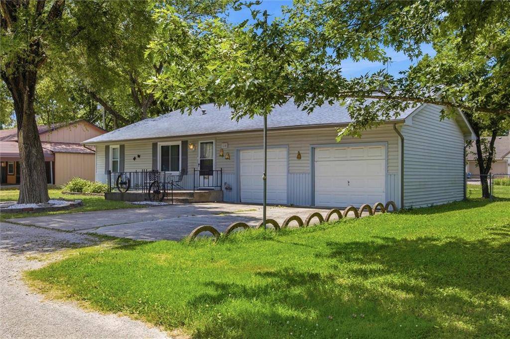 818 N Houston ST, Adrian, MO 64720