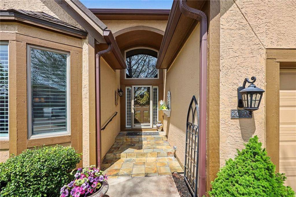 20306 W 99th TER, Lenexa, KS 66220
