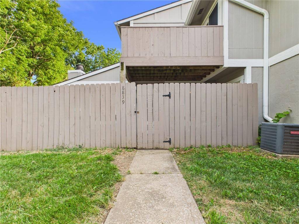 8839 CARRIAGE DR, Lenexa, KS 66215