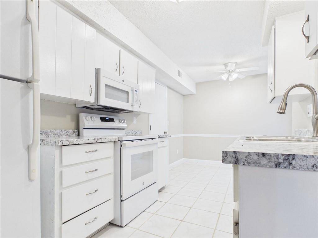 8839 CARRIAGE DR, Lenexa, KS 66215