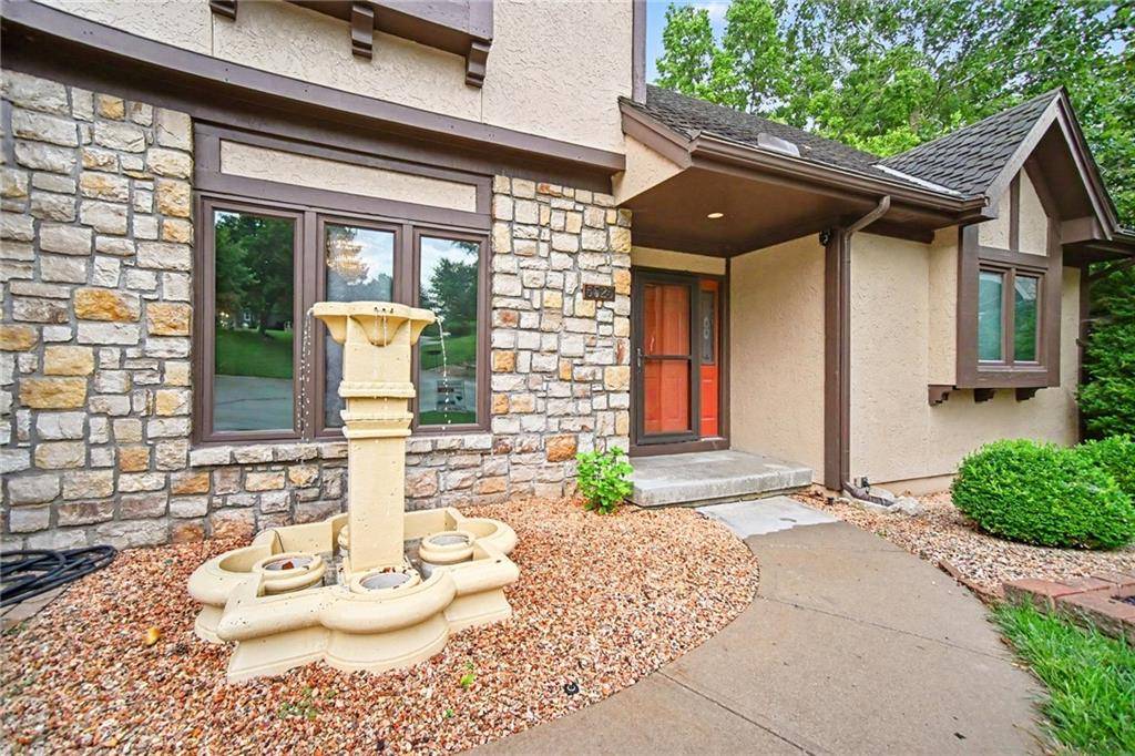5525 N Oakdale PL, Parkville, MO 64152