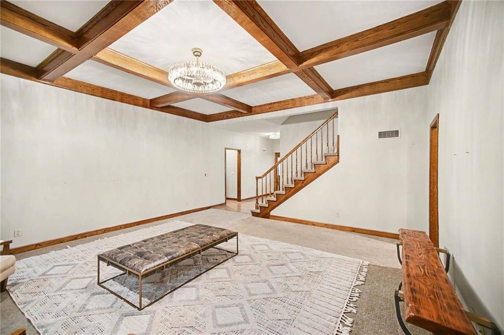 5525 N Oakdale PL, Parkville, MO 64152