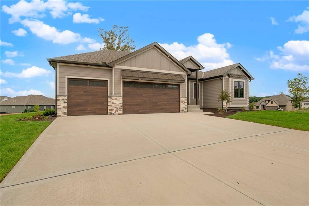 13548 Terrace Park DR, Parkville, MO 64152
