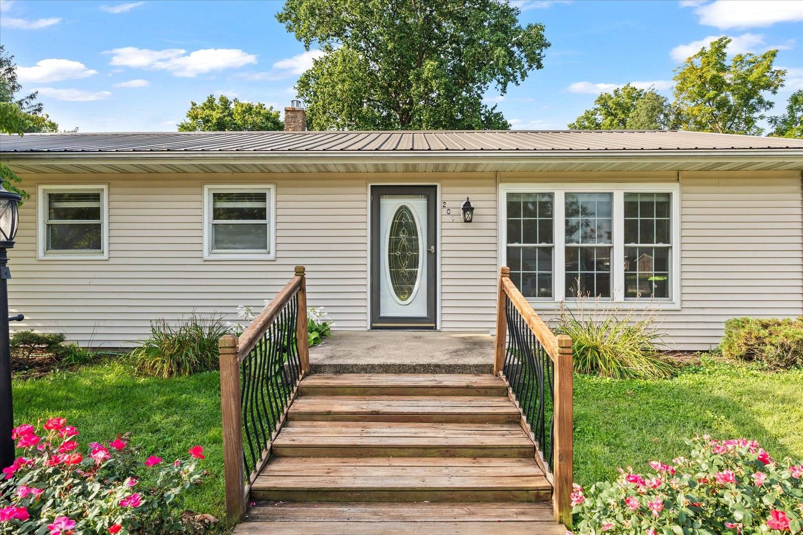 209 Augusta DR, Mahomet, IL 61853