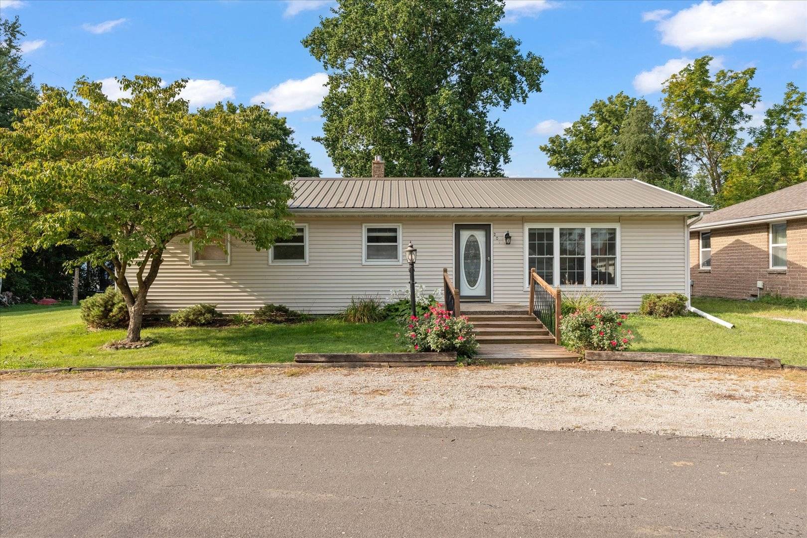 209 Augusta DR, Mahomet, IL 61853
