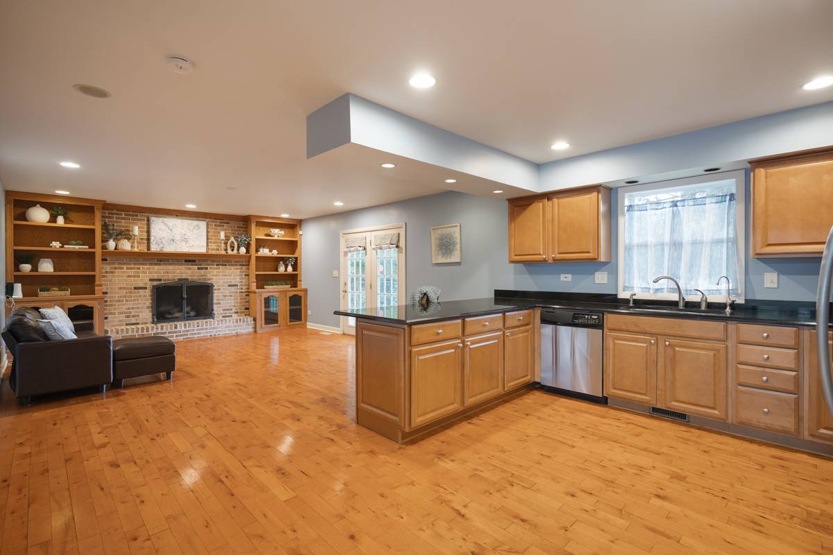 110 Bay RD, Mchenry, IL 60051