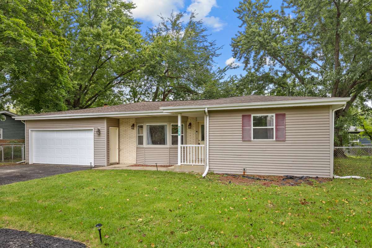 110 Bay RD, Mchenry, IL 60051