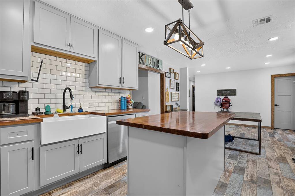 21480 Pioneer CIR, Harrah, OK 73045