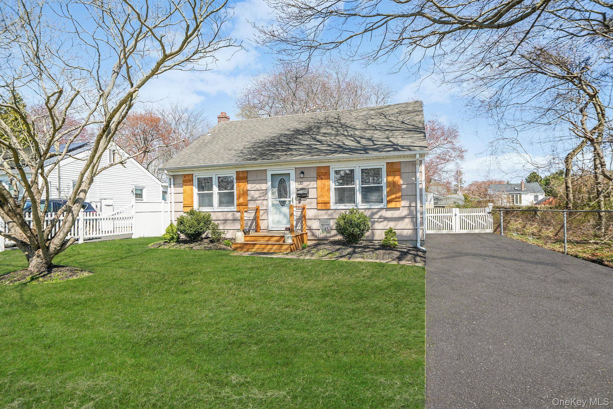 35 Thorburn AVE, Patchogue, NY 11772