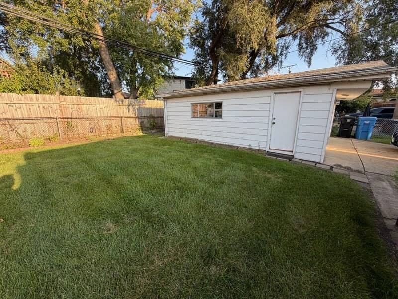 7917 S Tripp AVE, Chicago, IL 60652