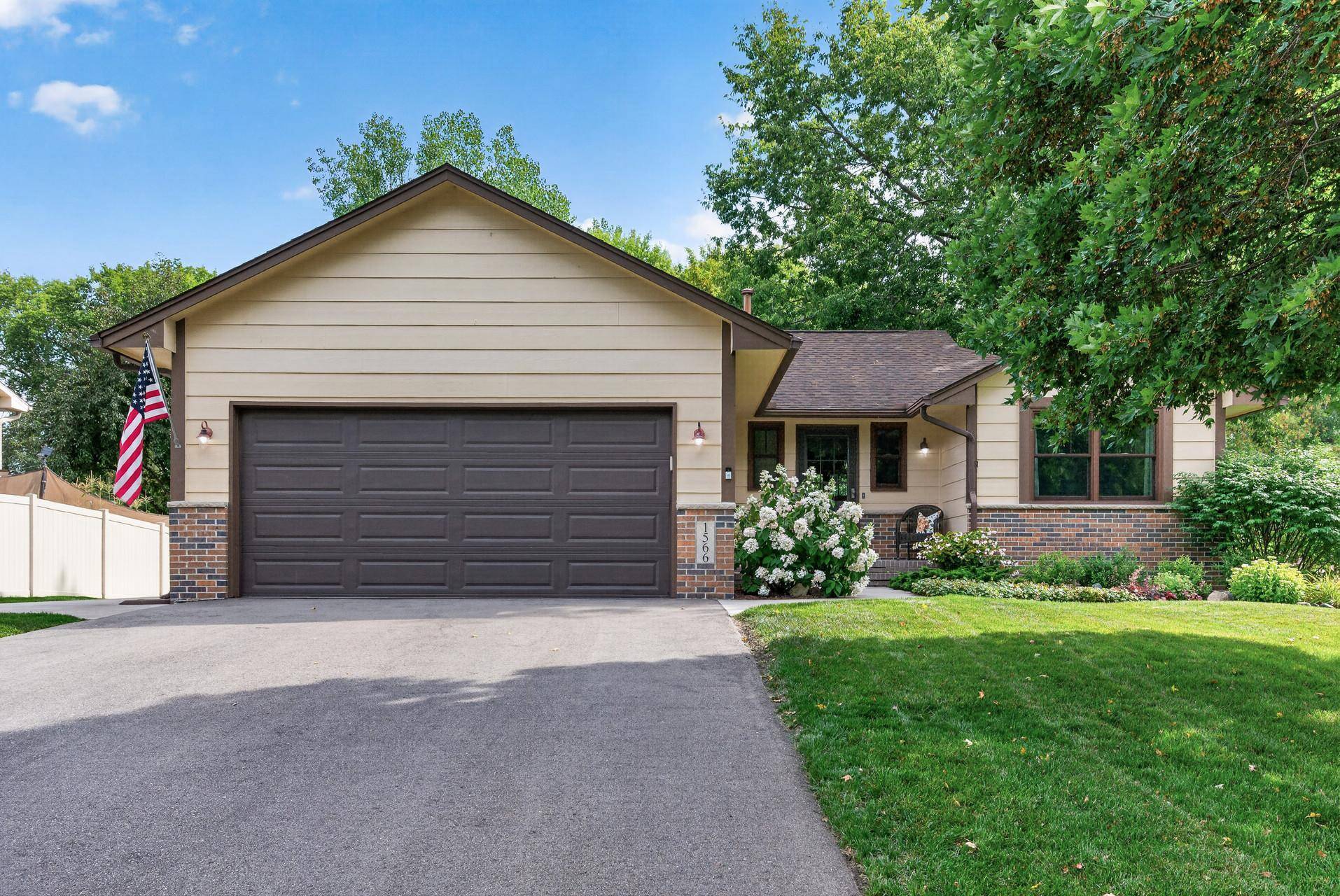 1566 Lamotte CIR, Lino Lakes, MN 55038