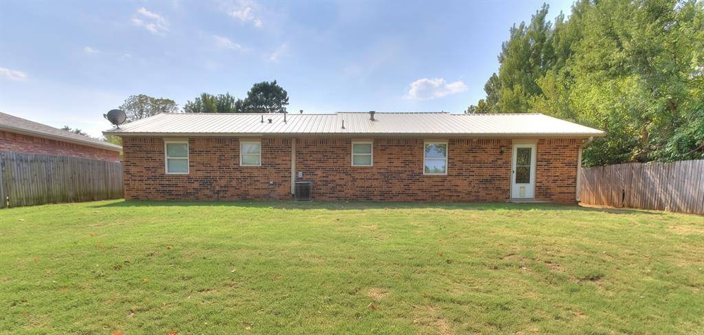 16 Sue LN, Mcloud, OK 74851