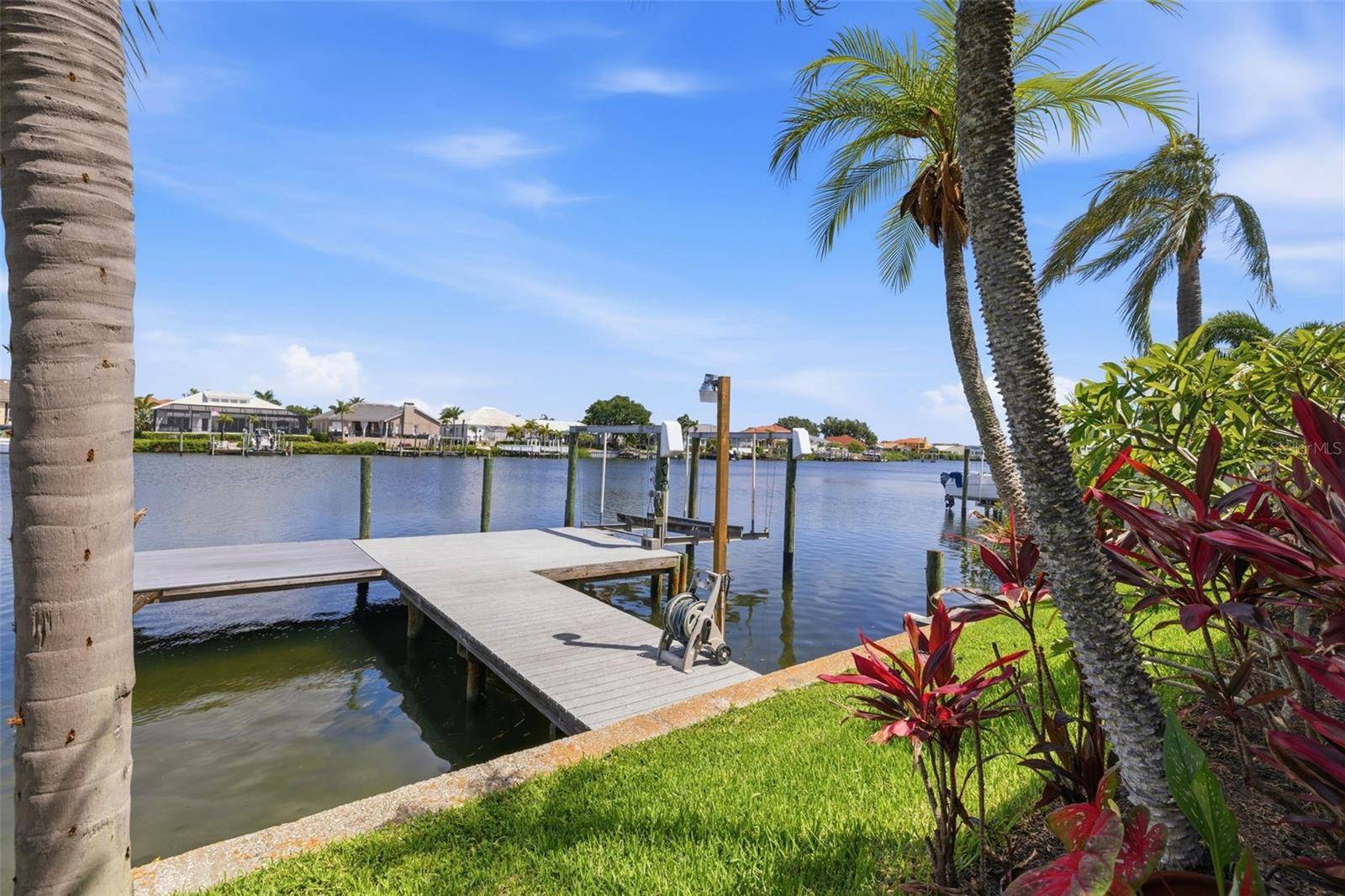 831 CHIPAWAY DR, Apollo Beach, FL 33572