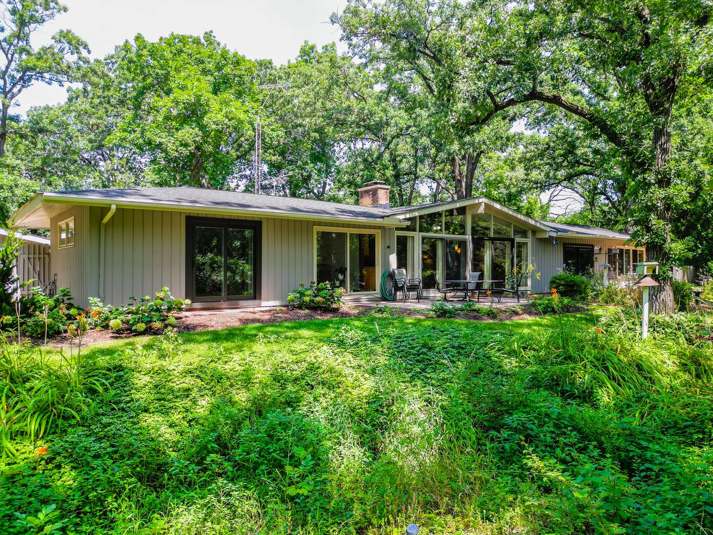 608 Old Hickory LN, Libertyville, IL 60048