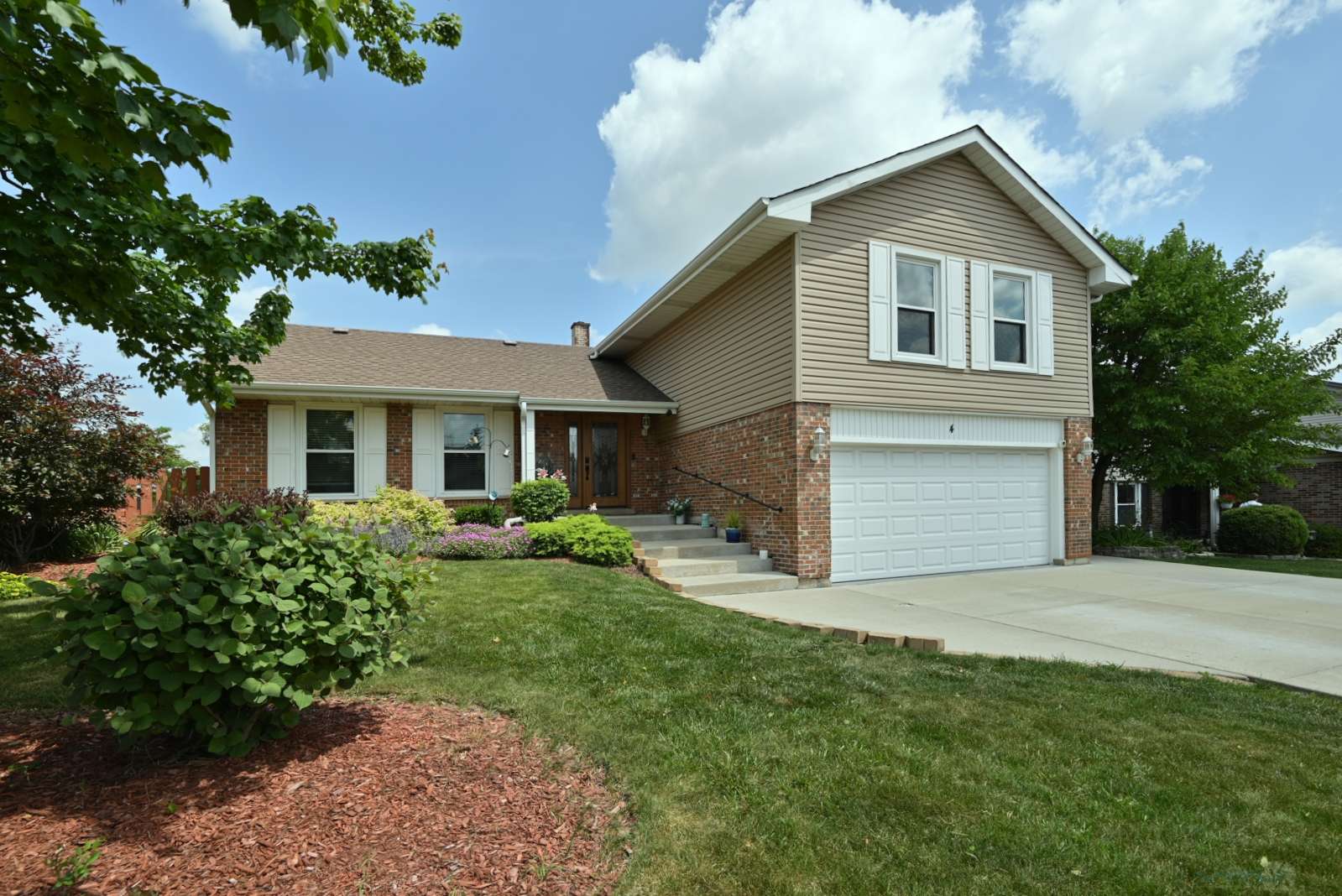 4 Kingsport DR, Schaumburg, IL 60193