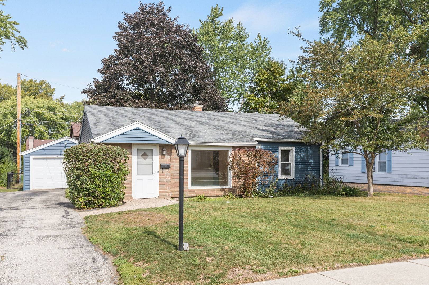 228 Woodlawn DR, Mundelein, IL 60060