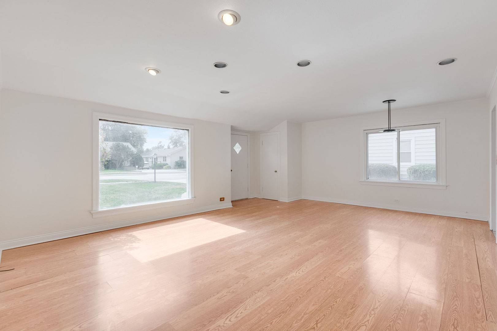 228 Woodlawn DR, Mundelein, IL 60060