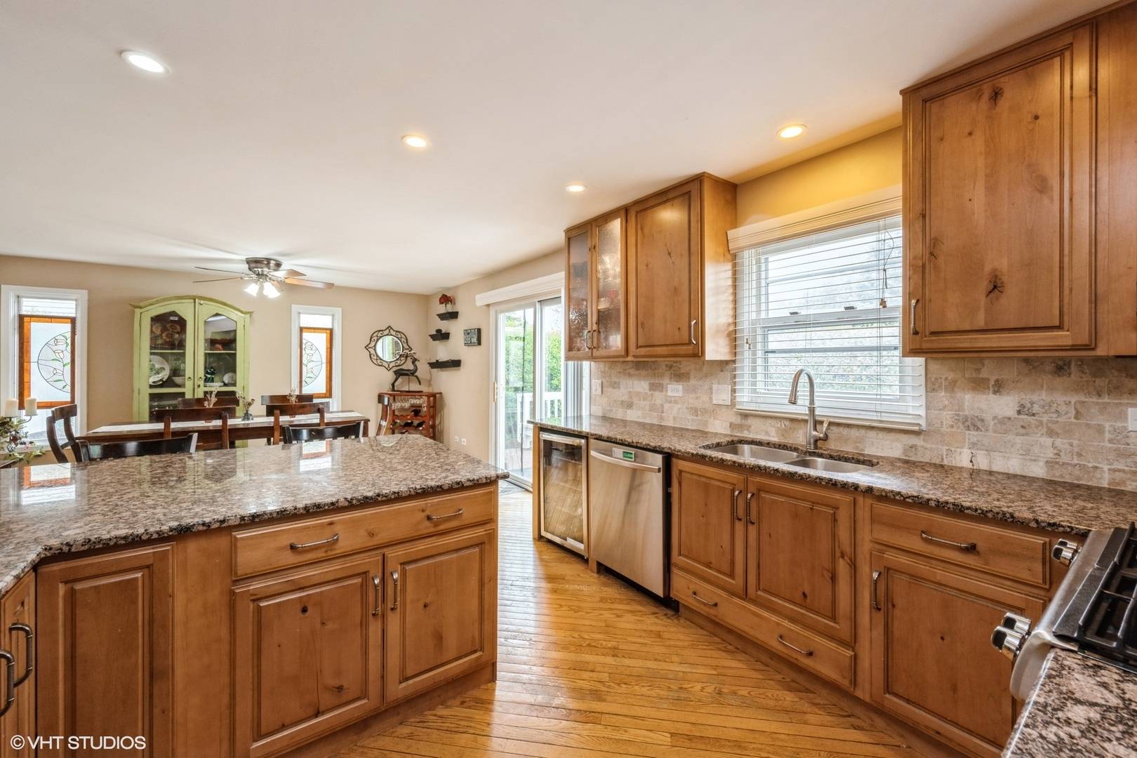 524 Crown Point DR, Buffalo Grove, IL 60089