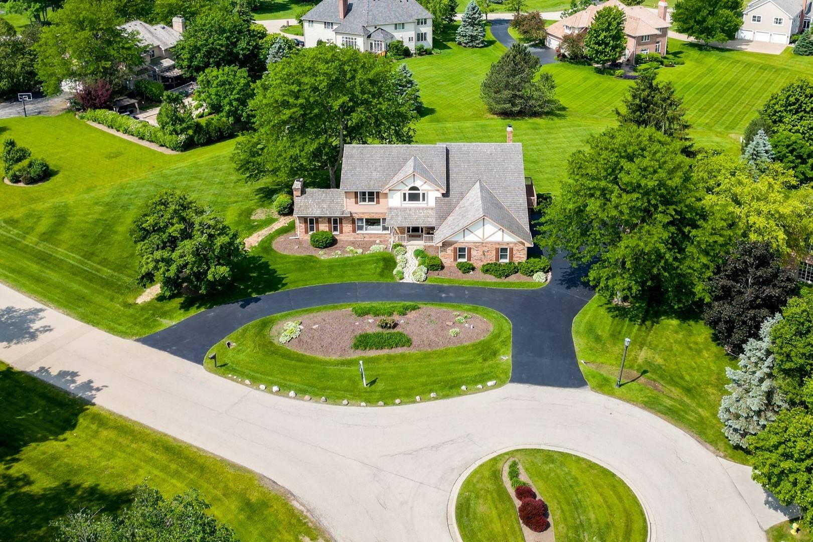1520 Daybreak DR, Libertyville, IL 60048