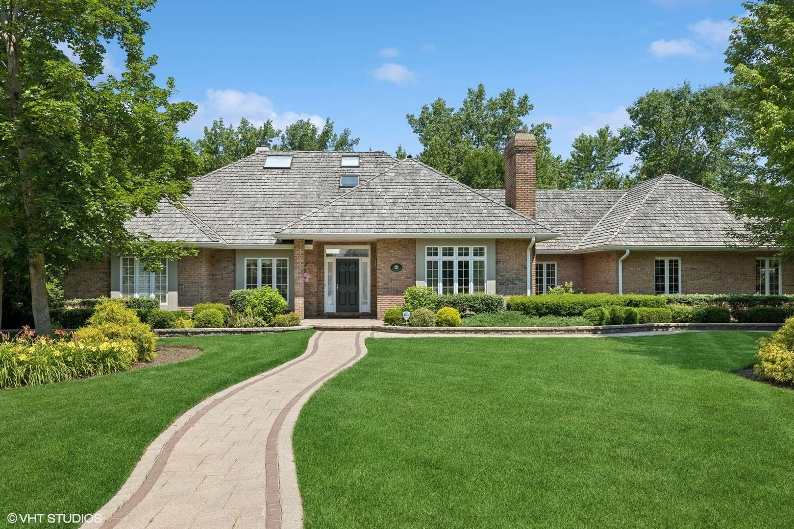 114 Camelot LN, Libertyville, IL 60048
