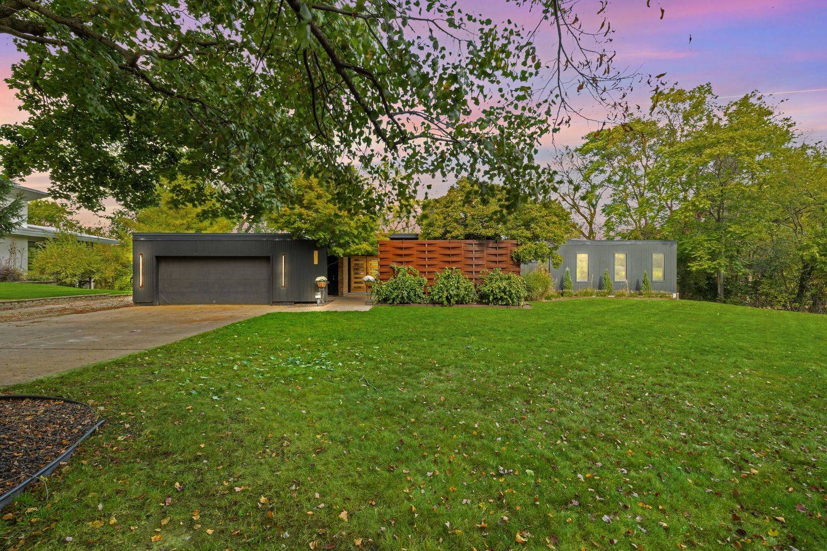 1142 Morningside DR, Elgin, IL 60123