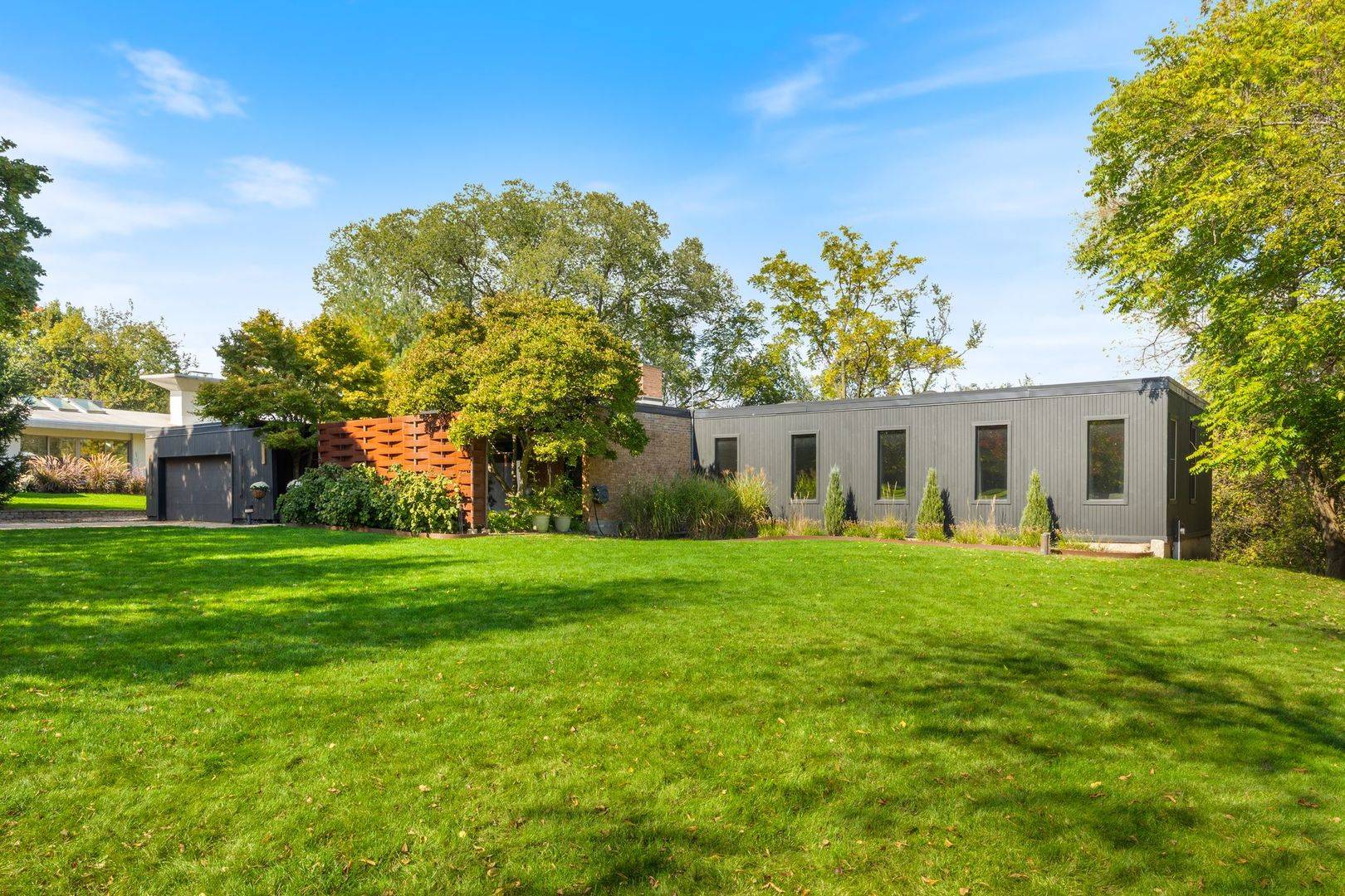 1142 Morningside DR, Elgin, IL 60123