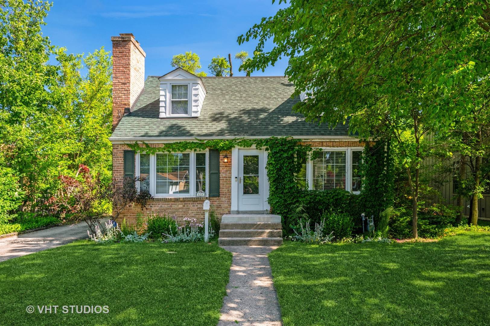 654 Elder LN, Deerfield, IL 60015