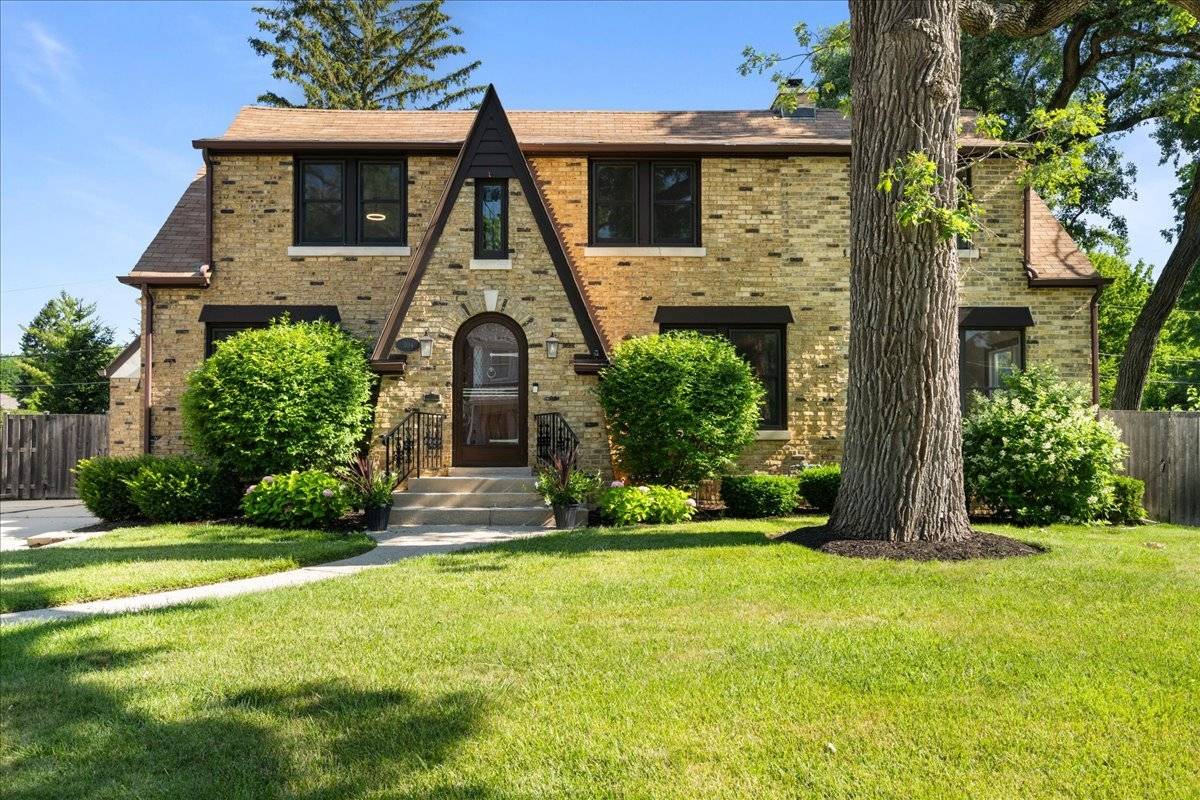 304 Laurel AVE, Libertyville, IL 60048
