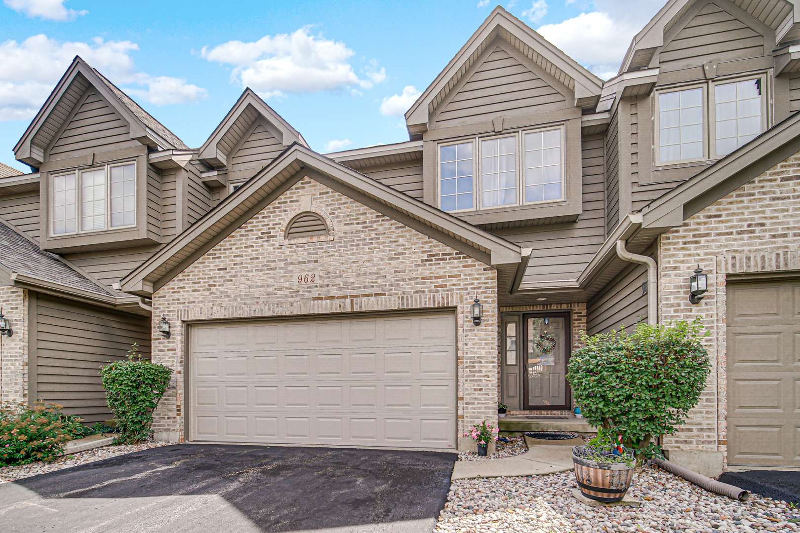 962 Ascot DR, Elgin, IL 60123