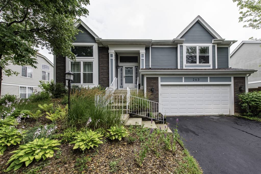 263 Pembrook LN, Mundelein, IL 60060