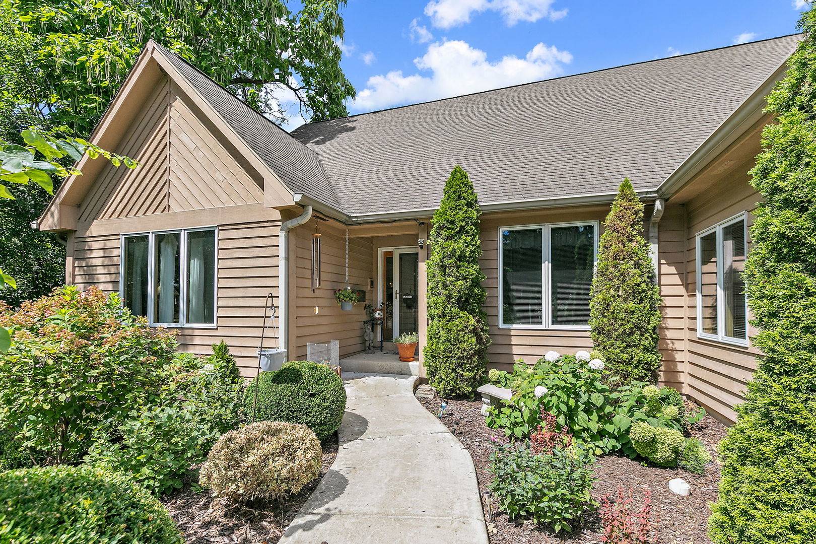 140 McCullom ST, Crystal Lake, IL 60014