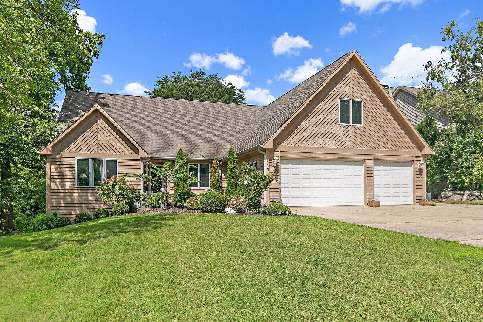 140 McCullom ST, Crystal Lake, IL 60014