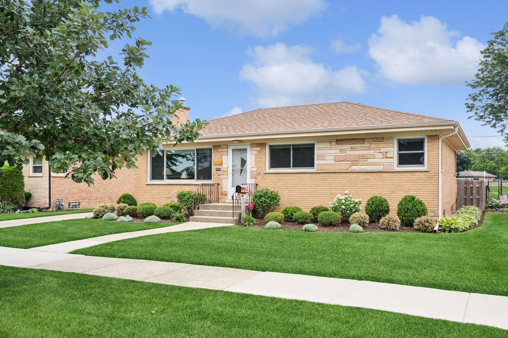 7818 N Oleander AVE, Niles, IL 60714