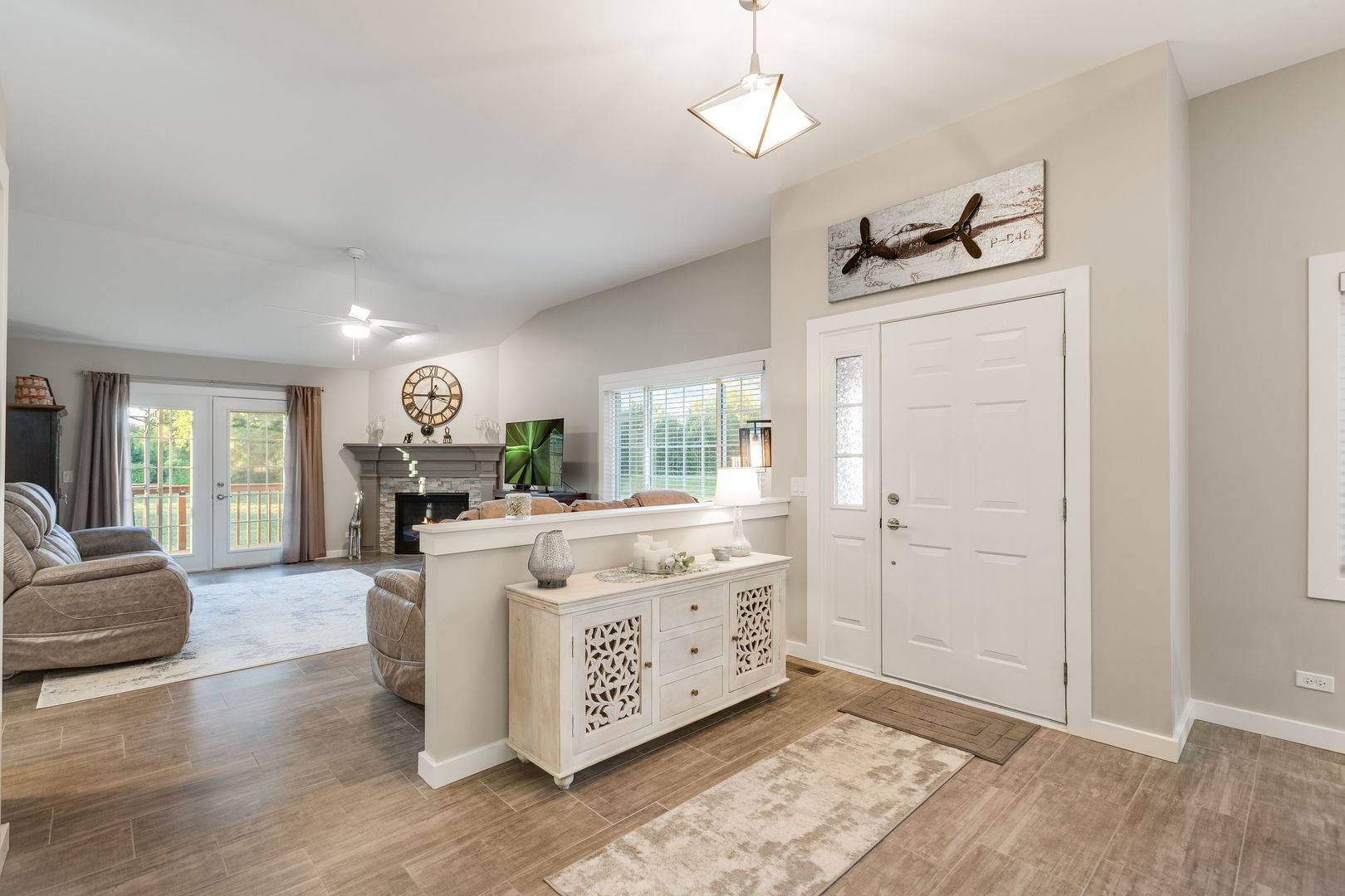 1452 Mackenzie LN, Elgin, IL 60120