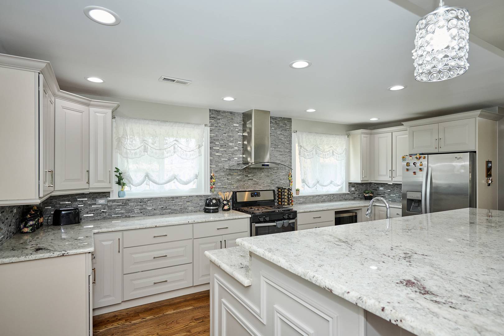 8841 Kathy LN, Des Plaines, IL 60016
