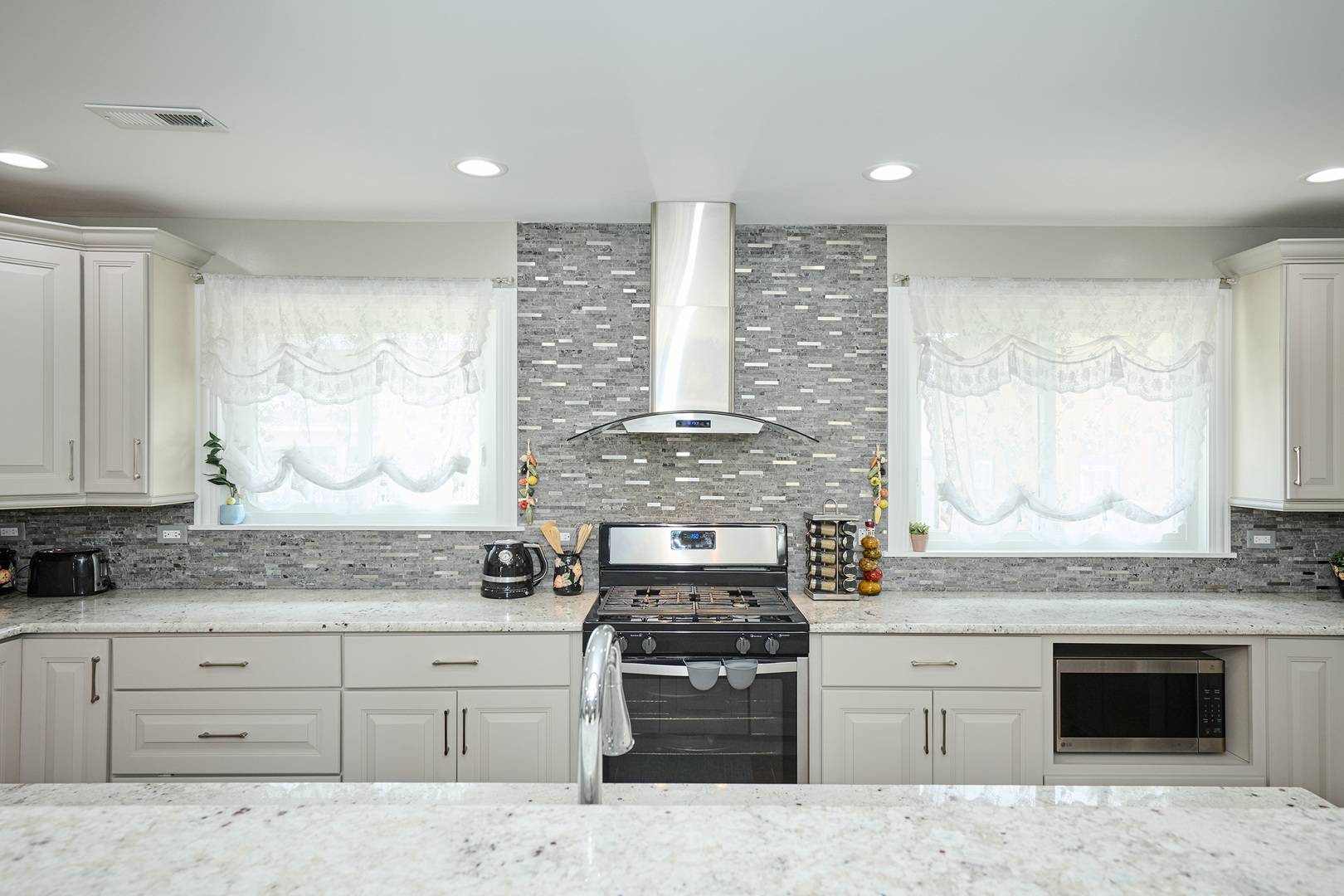 8841 Kathy LN, Des Plaines, IL 60016