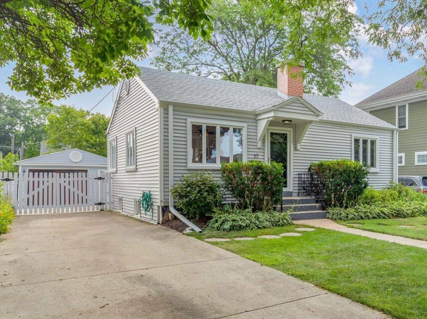 17 N Pine ST, Mount Prospect, IL 60056