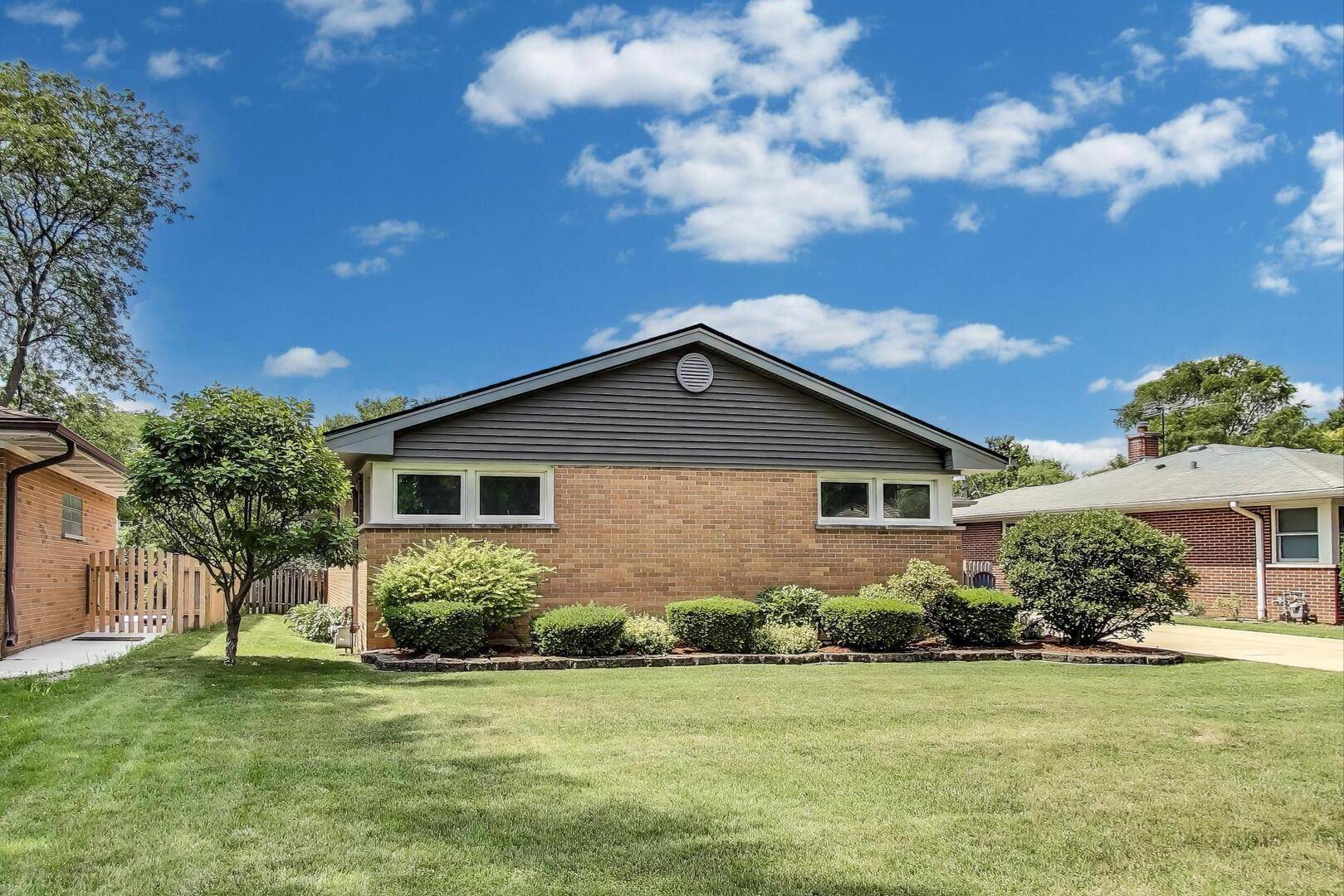 207 E Berkshire LN, Mount Prospect, IL 60056