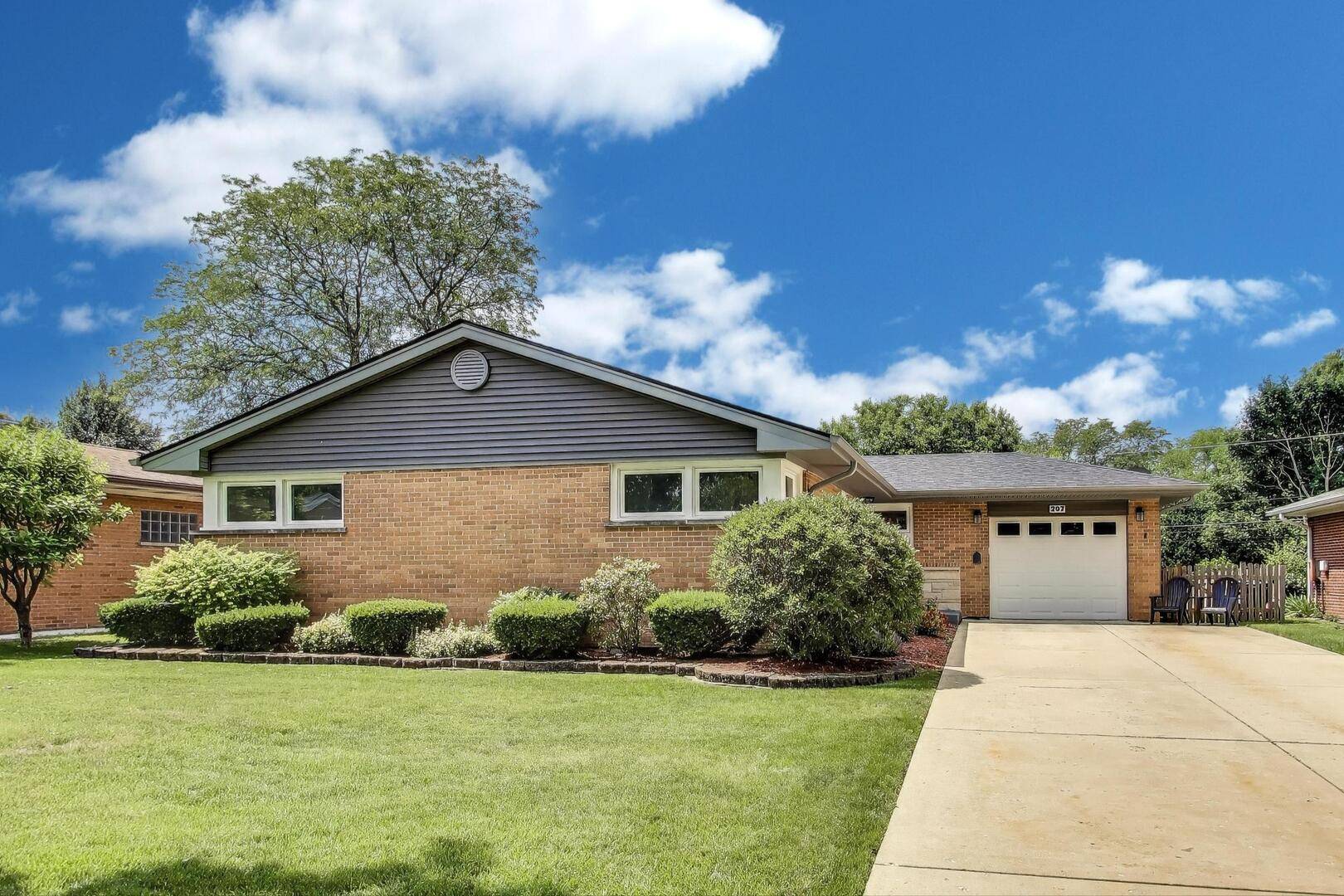 207 E Berkshire LN, Mount Prospect, IL 60056