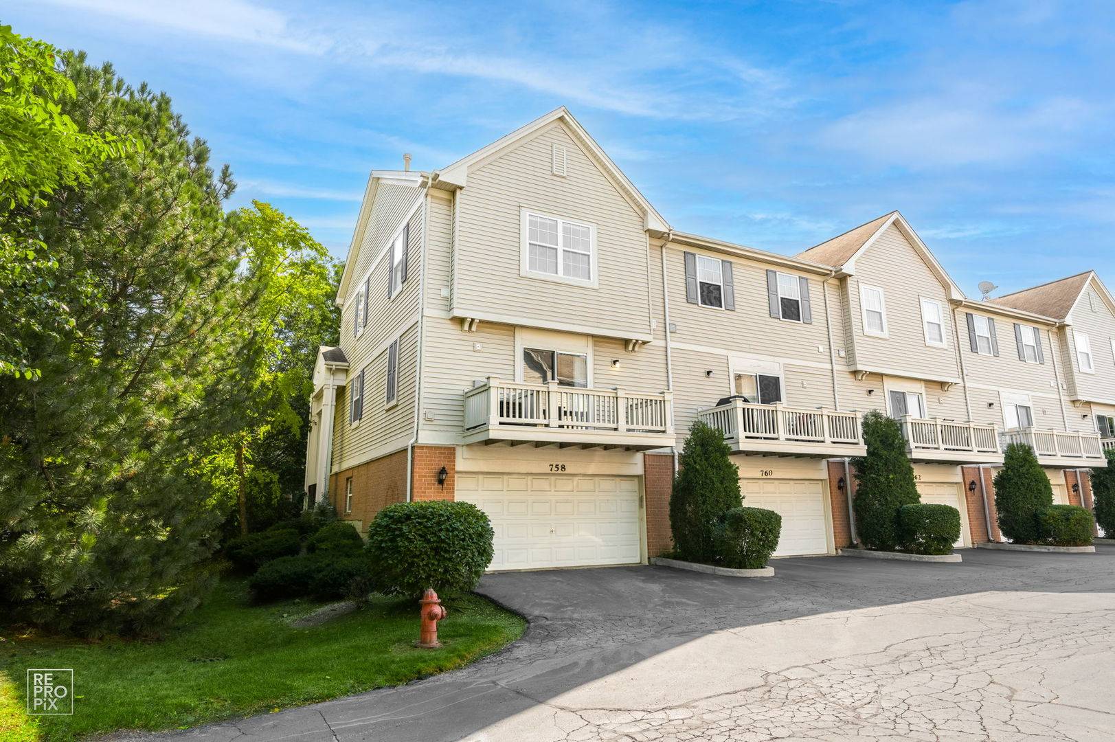 758 Hanbury DR, Des Plaines, IL 60016