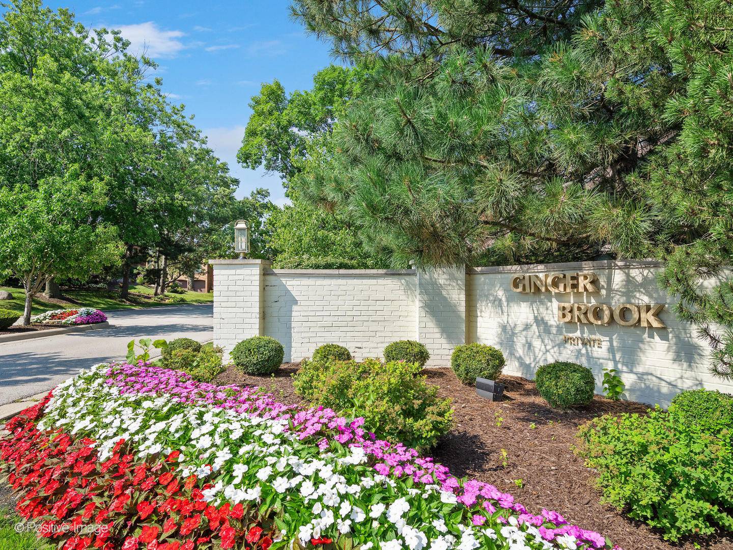 2S761 THERESA CT #761, Oak Brook, IL 60523