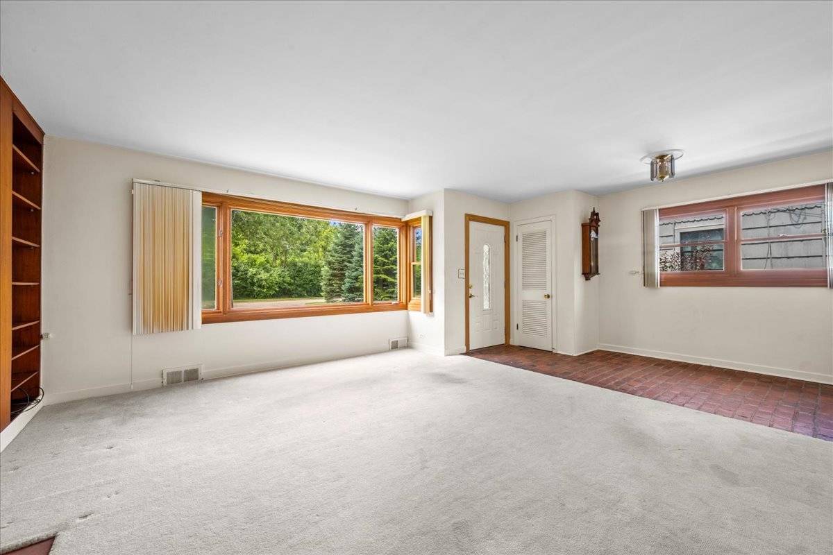 1551 N Mckinley RD, Lake Forest, IL 60045