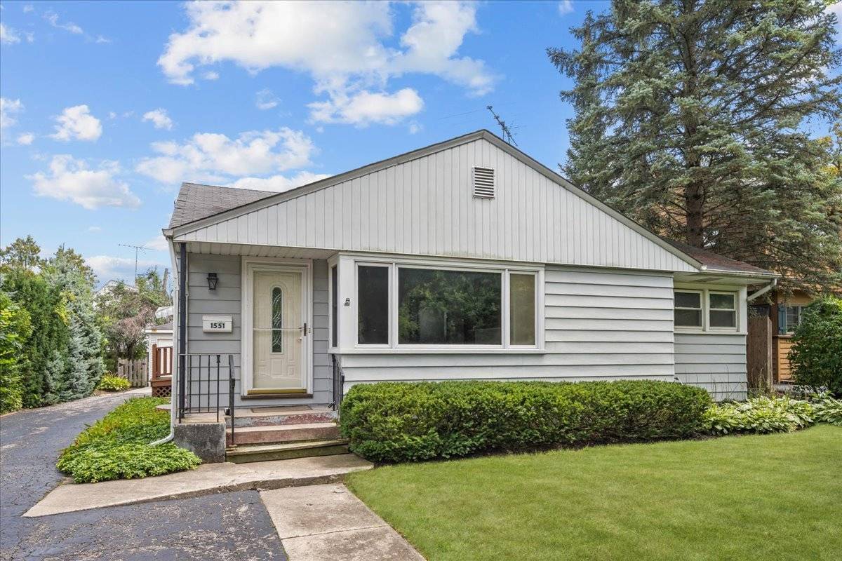 1551 N Mckinley RD, Lake Forest, IL 60045
