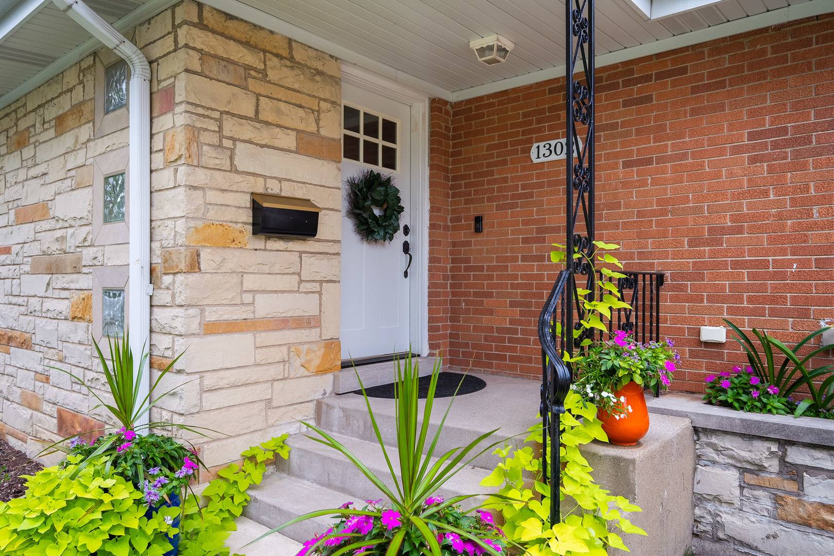 1302 W Campbell ST, Arlington Heights, IL 60005