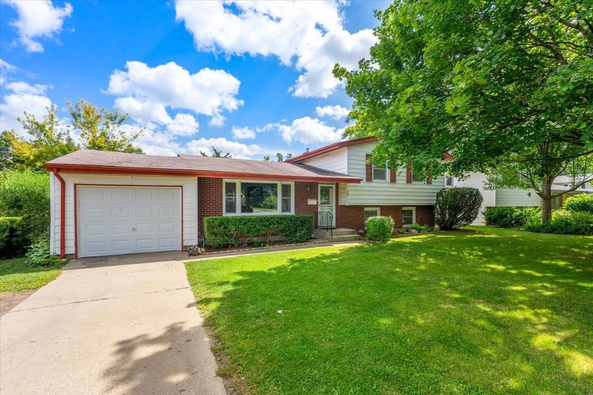 229 Evergreen Pkwy, Crystal Lake, IL 60014