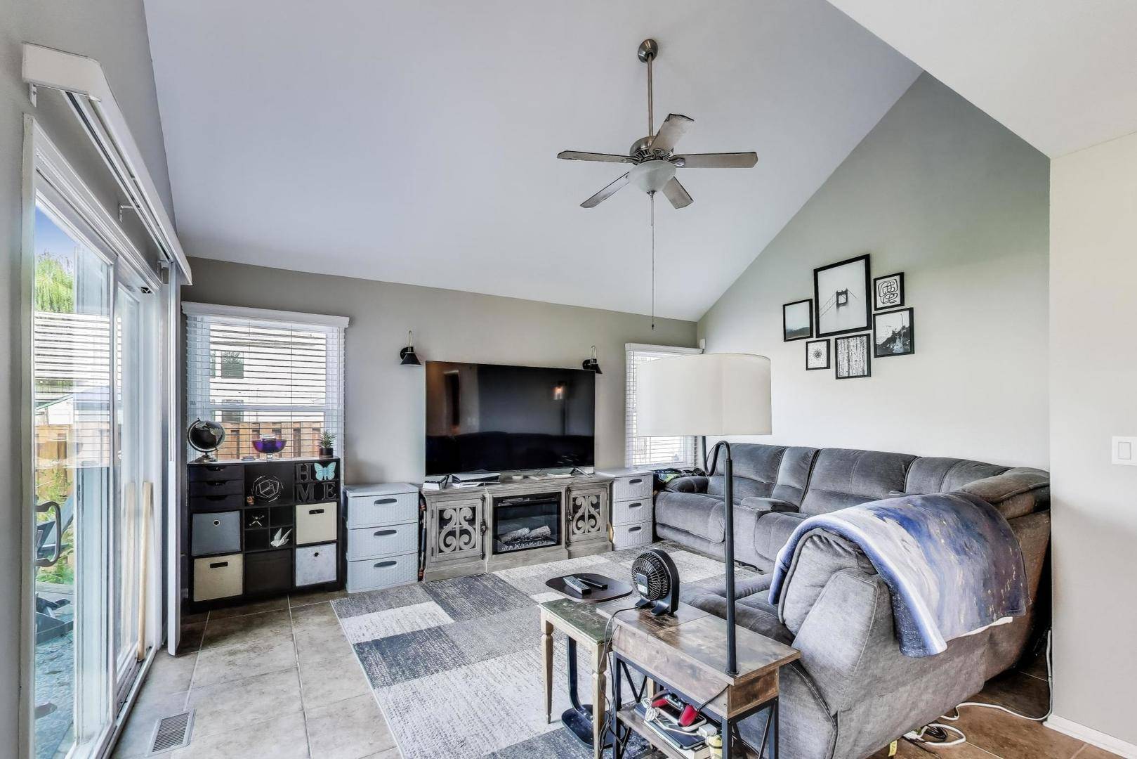 1424 Sweetbriar LN, Elgin, IL 60123